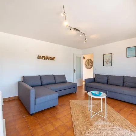 Apartment With Pool 10 Min From The