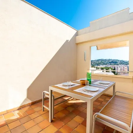 Apartment With Pool 10 Min From The *