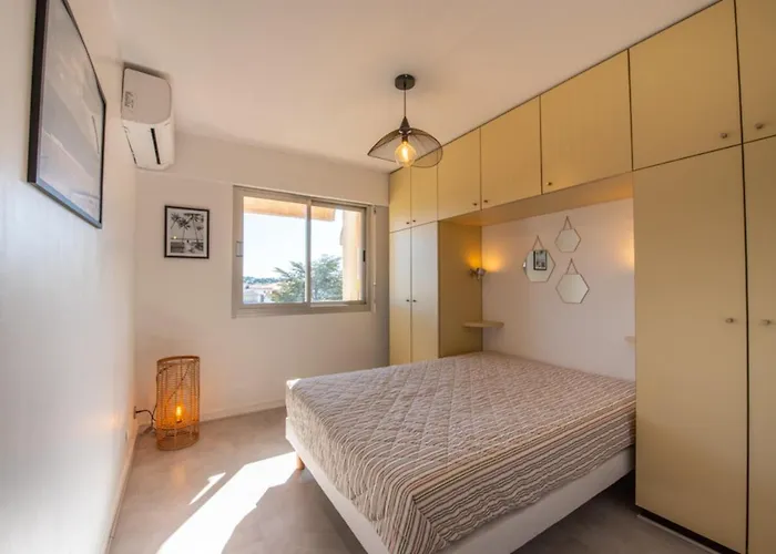 Apartment With Pool 10 Min From The *