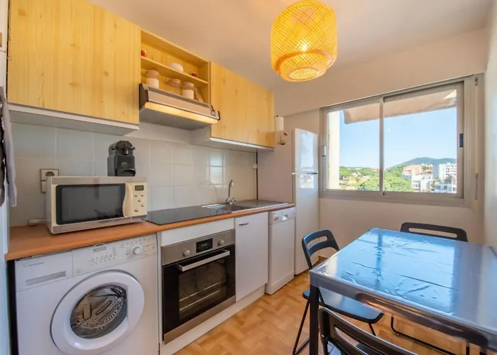 Apartment With Pool 10 Min From The *