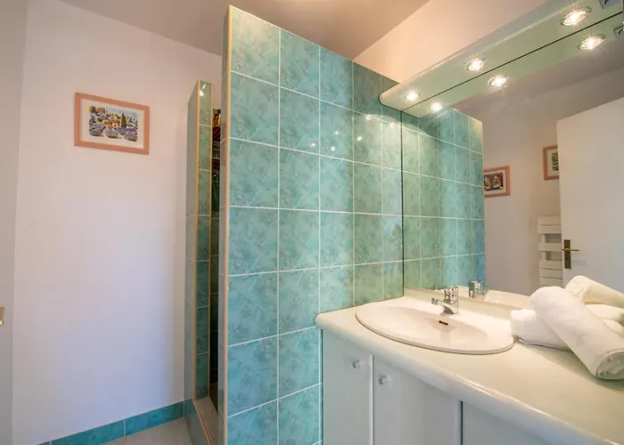 Apartment With Pool 10 Min From The *